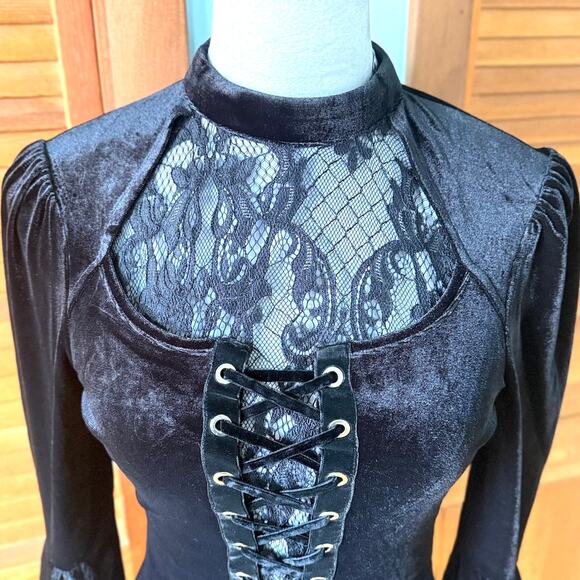 Dark in Love Victorian Vkei Velvet & Lace Belle Sleeve Lace-Up Front Top - Picture 3 of 14